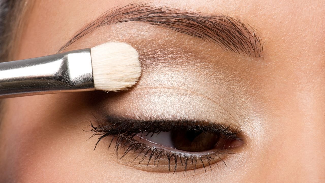 How to Apply Eyeshadow Like a Pro